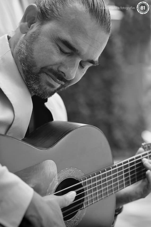pericocampos's tweet photo. No todos los ojos cerrados duermen, ni todos los ojos abiertos ven. #guitarra #carnaval https://t.co/wUhn2vC8na