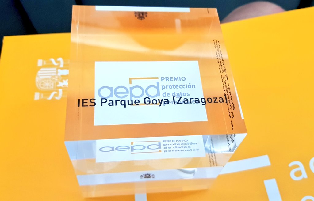 IESCLARACR's tweet photo. Como IES Parque Goya recibimos el premio Buenas Prácticas Educativas de la @AEPD_es por nuestro programa #Ciberayudantes
Gracias al trabajo de nuestro Equipo de Convivencia y a @jesusprigo por vuestro trabajo https://t.co/JGtfZTsDoW