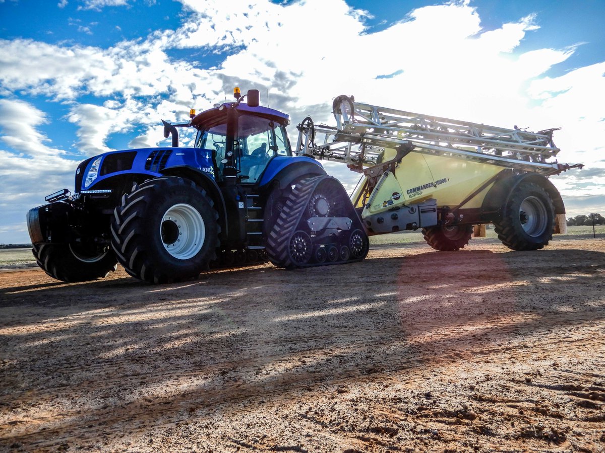 HARDI_Australia's tweet photo. Well, check that out! This #HardiCommander features a 40.5m Paragon Al Boom and a 10,000l tank. Hooked up to a #NewHolland tractor with a SmartTrax™ system, this combo is ready for some serious hectares!
#sprayhardandgohome #hardisprayers #broadacre #ozfarming https://t.co/52taYoMsd2