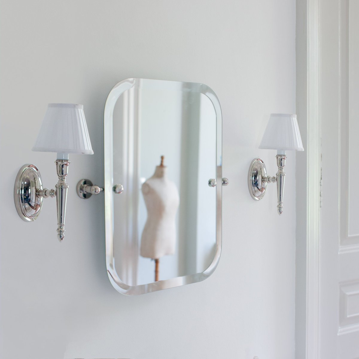The wall light offers beautiful and delicate traditional styling.

#lighting #bathrooms #interiors
ow.ly/ukuZ50uv85n