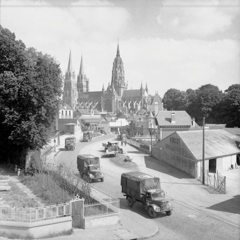53rdWelsh's tweet photo. #OTD in 1944

158 Brigade lands in Normandy and the three Royal Welch Fusilier battalions march inland in search of their Assembly Area.

Nearly 2k Fusiliers marched in single file down dusty roads, bypassing minefields, demolished pillboxes and a charred village.

#DDay75 #WW2 https://t.co/44SWcEalkU