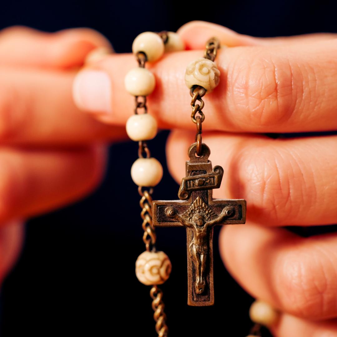 Catholic_Priest's tweet photo. "The greatest method of praying is to pray the Rosary." - #SaintFrancisdeSales
.
📷 A Woman Praying the Holy Rosary/© Kzenon via Stock Photo Secrets #SacredArtandImages #Catholic_Priest #CatholicPriestMedia #Prayer #PrayConstantly #PraytheRosary https://t.co/WI8DGUAH5P