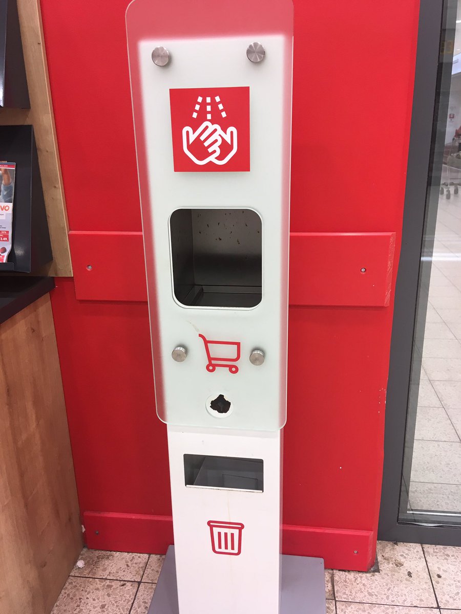 evaprida's tweet photo. Podríamos denominarlo seguridad comunitaria? @practicaseguras @UCalidadArea5 @SEAPAenfermeria @enferevolucion. A la puerta de un hipermercado croata me encuentro con una máquina expendedora de solución hidroalcohólica para utilizar antes de coger el carro.
Qué os parece? https://t.co/bTfMWRthzH