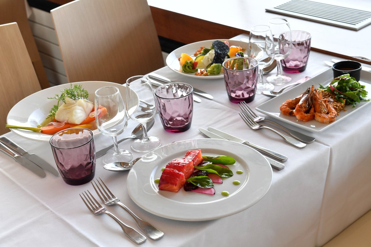 SebDumont03's tweet photo. Vendredi 28 juin dernière #Nocturne à @vhpofficiel ! 
Réservez vite votre table au restaurant panoramique pour vibrer au rythme des courses !

Infos et réservations : https://t.co/SjsDTB3xLo reservations.hippodromes.fr@sodexo.com https://t.co/EQF6rGuZcX