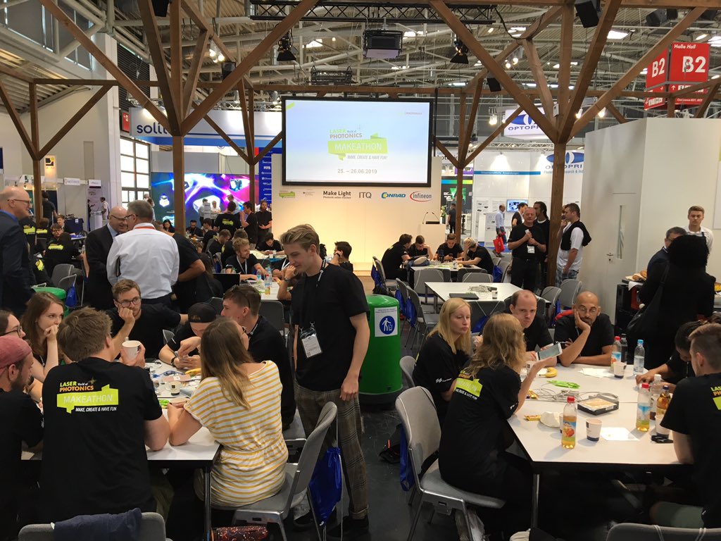photonik2020's tweet photo. Konzentration & Diskussionen vor Beginn des #MakeLight #MAKEATHON auf der @PHOTONICSWORLD. An Stand B2.419 stecken Entwickler, Maker, Studierende, Forschende & Co. 30 Stunden lang ihre Köpfe für neue #Photonik-Projektideen zusammen. @BMBF_Bund @conradgermany @Infineon @ITQ_GmbH https://t.co/zxZvgzcH0V