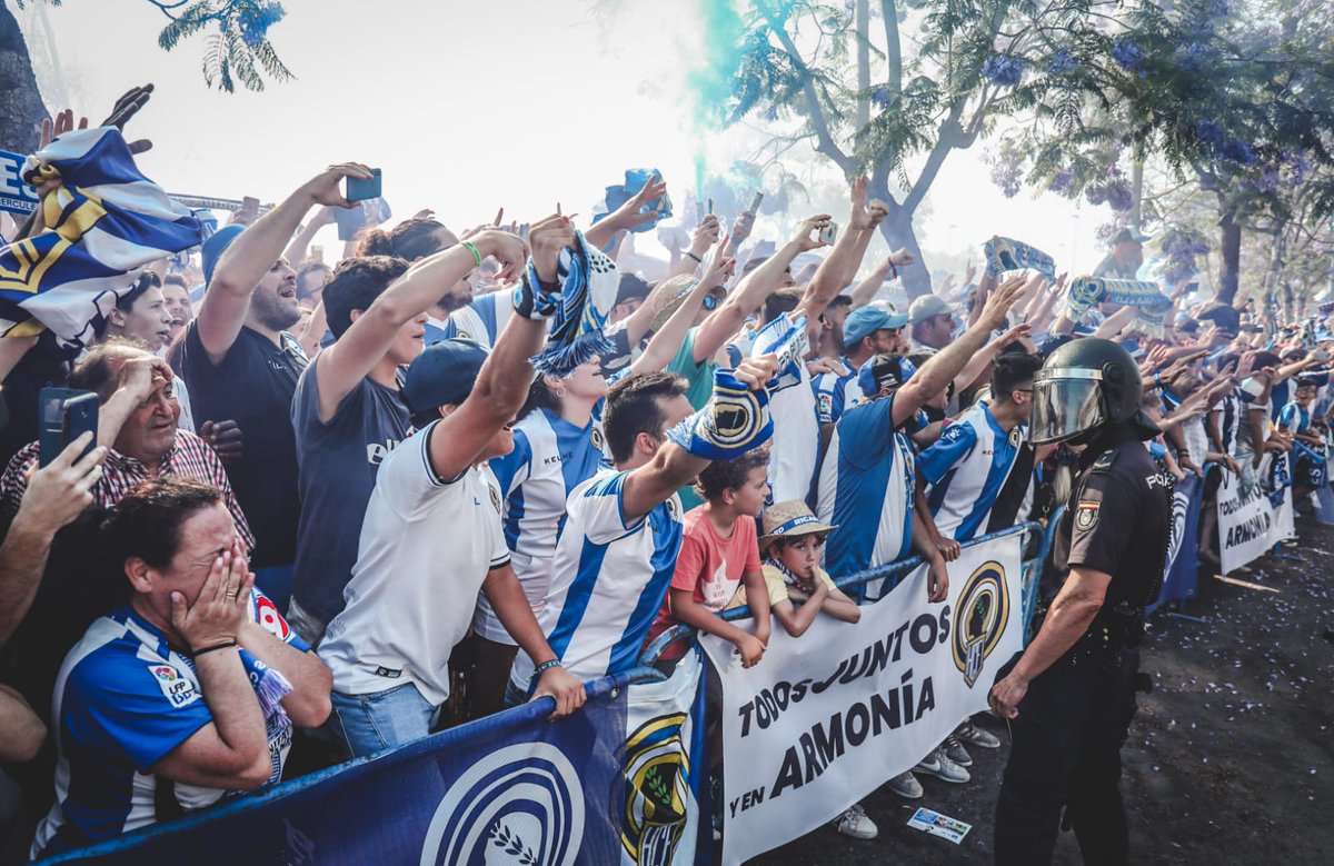 cfhercules's tweet photo. Hoy más que nunca y siempre #MachoHércules

Preparando el viaje del sábado para equipo y afición en la batalla final. 

#TodosJUNTOSyenArmonía https://t.co/YIwbmBkDd7