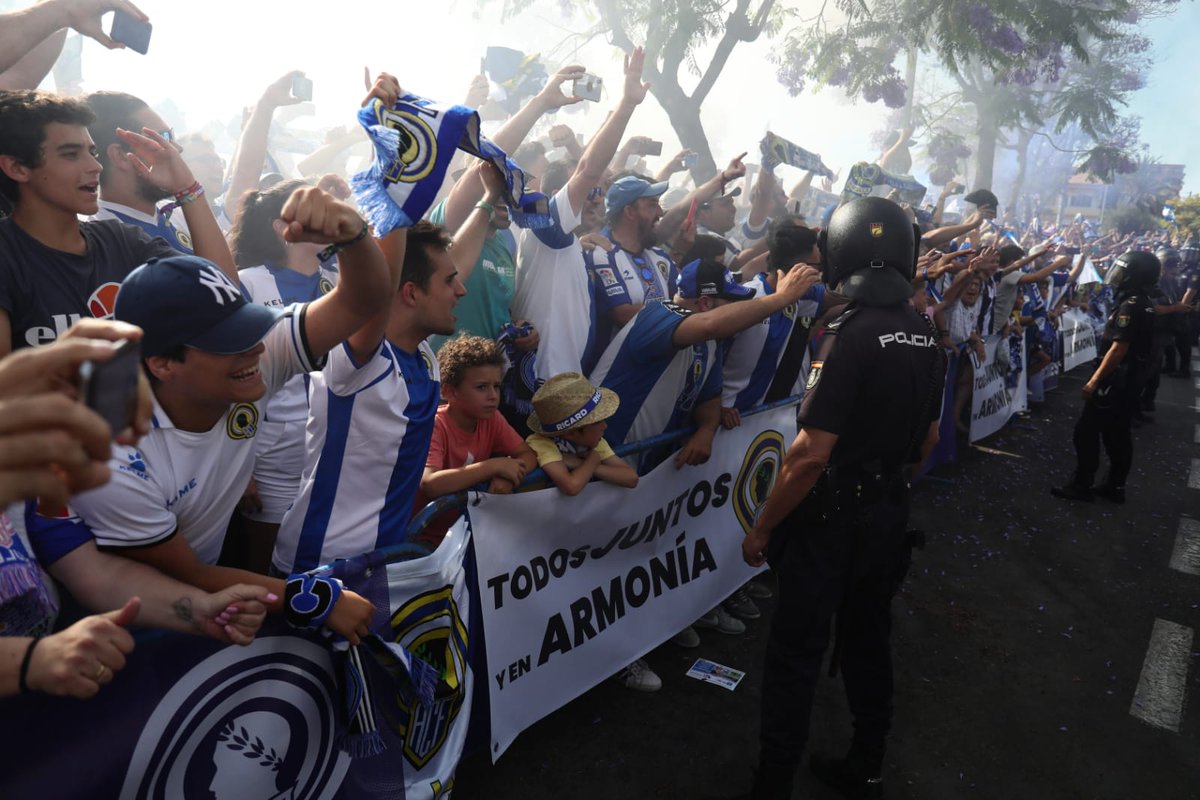 cfhercules's tweet photo. Hoy más que nunca y siempre #MachoHércules

Preparando el viaje del sábado para equipo y afición en la batalla final. 

#TodosJUNTOSyenArmonía https://t.co/YIwbmBkDd7