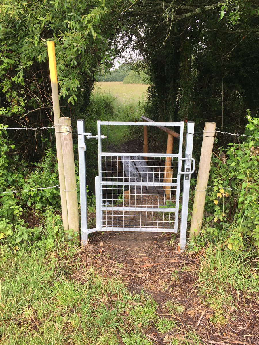 CastletonHouse's tweet photo. So good to see new gates on @Monarchsway footpath here in #Mere https://t.co/8LylDoc5js