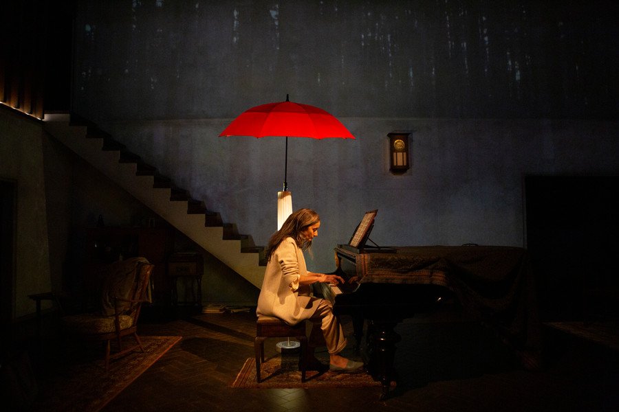 Ruth Lass as Silvia de Zingaro.