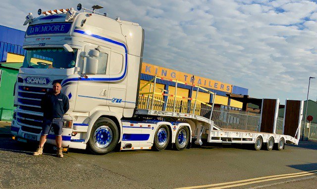 KingTrailersUK's tweet photo. D W Moore collecting the new GTS44/3 trailer from @kingtrailersUK on Saturday, adding another King trailer to their fleet.
#Kingtrailers #GTS #trailerforsale https://t.co/48qwLonAMP