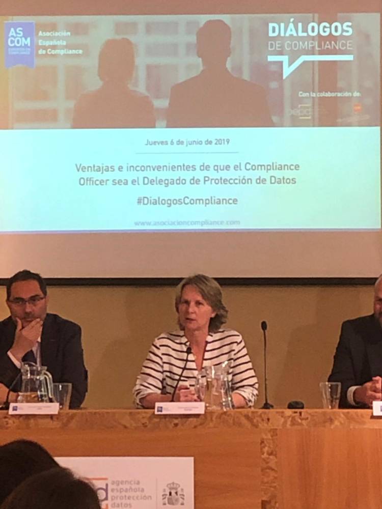 JoaquinMenaM's tweet image. Sylvia Enseñat, presidenta de ASCOM “Los Diálogos de Compliance ayudan a conocer mejor qué inquietudes preocupan a los profesionales de Compliance” ow.ly/DzNd30oZrFC  Vía @ascomGRC #BlogASCOM #Compliance