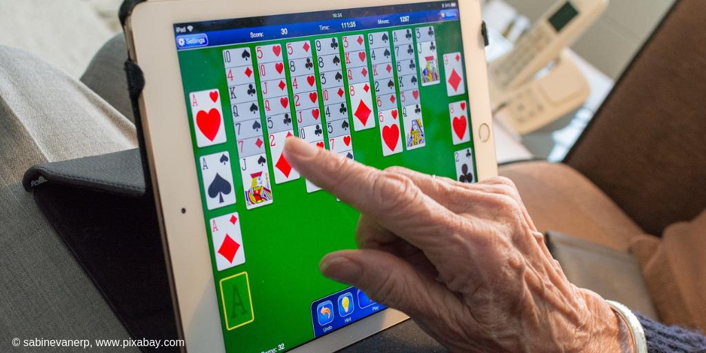 Ältere Menschen entdecken die #Digitalisierung und moderne Endgeräte wie #Tablets und #Smartphones für sich. Das kann einer Studie des #BSI entnommen werden, welche zeigt, dass genau für die Zielgruppe der #SilverSurfer mehr getan werden sollte. // <a href="/BSI_Bund/">BSI</a> <a href="/IT_Connection/">IT Connection</a>