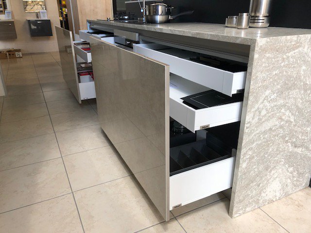This new Ashley Anne Cordelia Limestone gloss kitchen is only £2,000! Reduced from £4,500 😊 Click Below to learn more: kitchenexchange.co.uk/buy-a-kitchen/…