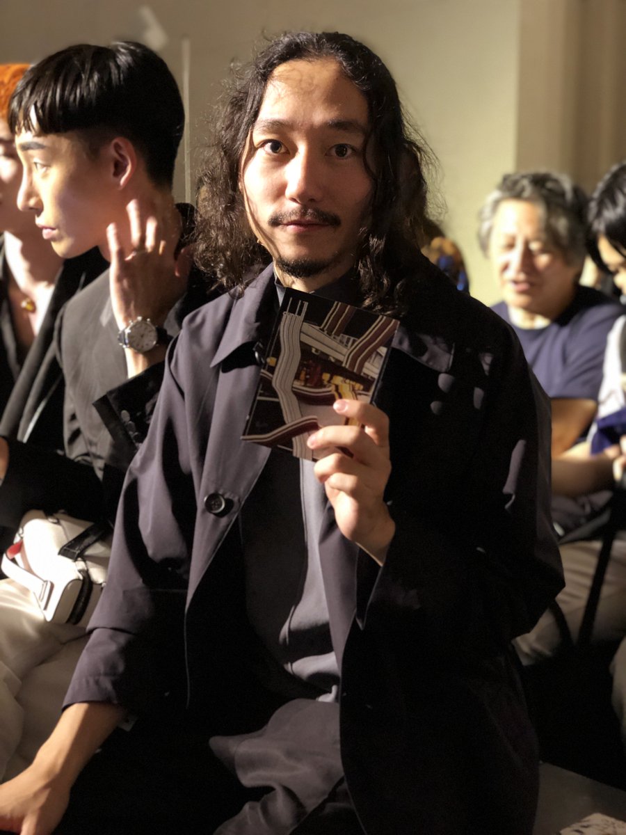 Wwd Japan در توییتر 編集長の一言 ダンヒル のショーは 今回アートを提供したアーティストの小林健太さんのお隣 ロンドンの写真展の作品を見たというマーク ウェストン クリエイティブ ディレクターから連絡があったとのこと 彼のアートは 招待状にも使