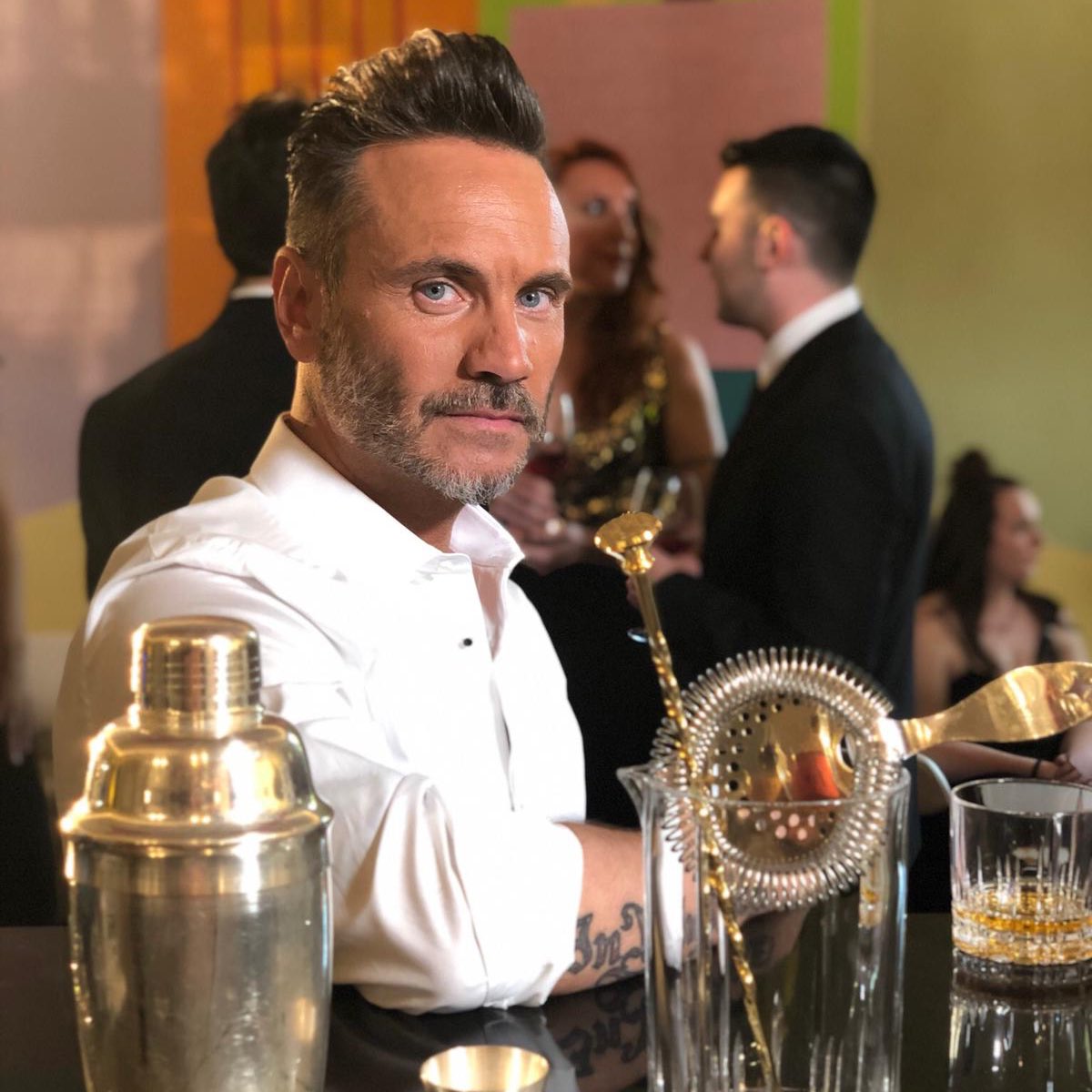 NekOfficial's tweet photo. ATTENZIONE SPOILER!!
Cosa ci faccio seduto al bancone di un bar?
UN PO' DI PAZIENZA!!
Per scoprirlo dovrete attendere venerdì, quando uscirà il nuovo singolo estratto da "Il mio gioco preferito - parte prima". 😉
Il 28 giugno, ALZA LA RADIO!!!📻

#alzalaradio #ilmiogiocopreferito https://t.co/WMzOYAteR3