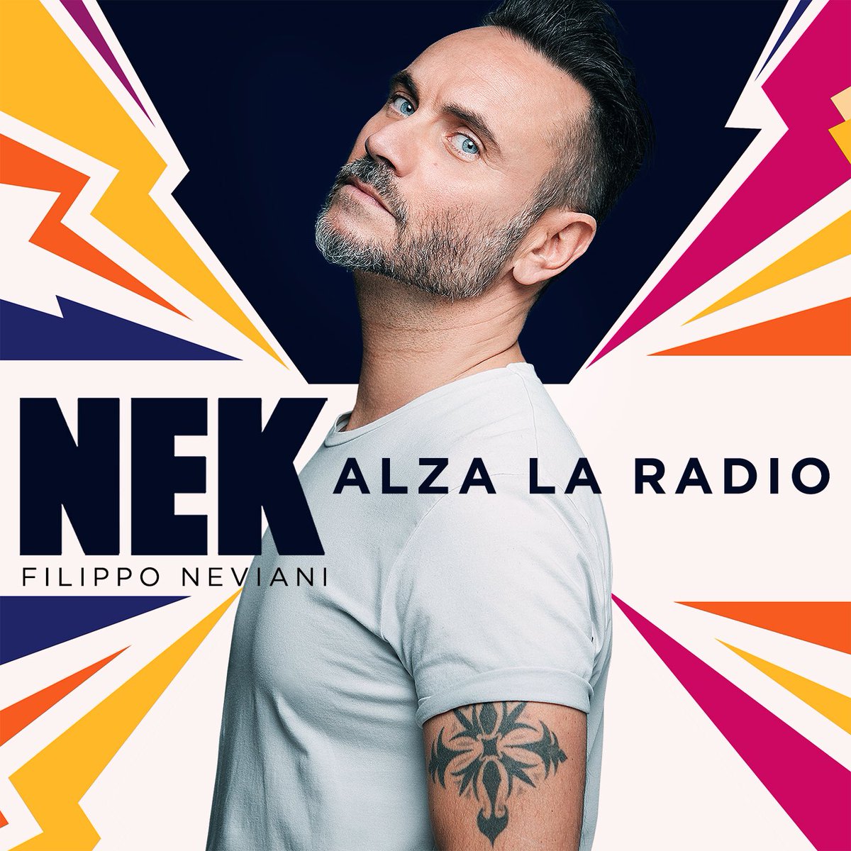 NekOfficial's tweet photo. ATTENZIONE SPOILER!!
Cosa ci faccio seduto al bancone di un bar?
UN PO' DI PAZIENZA!!
Per scoprirlo dovrete attendere venerdì, quando uscirà il nuovo singolo estratto da "Il mio gioco preferito - parte prima". 😉
Il 28 giugno, ALZA LA RADIO!!!📻

#alzalaradio #ilmiogiocopreferito https://t.co/WMzOYAteR3