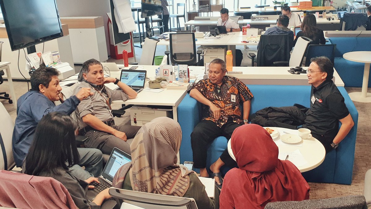 Dir SP #telkomgroup <a href="/A_Sugiarto2015/">Achmad Sugiarto</a> "turun lantai" ke para jajaran SVP/VP bincang sore bahas topik strategik #bumnhadiruntuknegeri