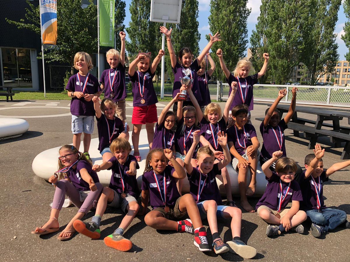 Dit weekend is ons schaakteam 3de geworden op het NK #schaken voor groep 3, 4 en 5. Een prestatie waar we trots op zijn. Temeer omdat er in ons team zelfs een aantal uitstekend spelende leerlingen uit groep 2 zaten!