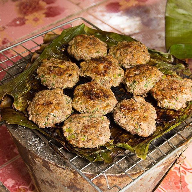 Today we have small crispy grilled meatballs of beef and pork, seasoned with lemongrass, kaffir lime and dill for you. They are eaten with an eggplant dip and sticky rice, but they are also ideal as a filling for a Laotian hamburger. In Laos, you use the… bit.ly/2Fx4l9D