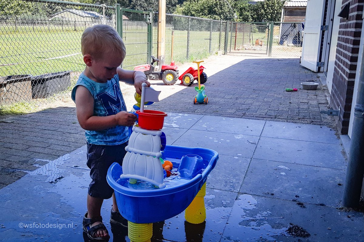 Wsfotodesign's tweet photo. Lekker kliederen met water in de schaduw #zomer https://t.co/EGbKdzYKTf