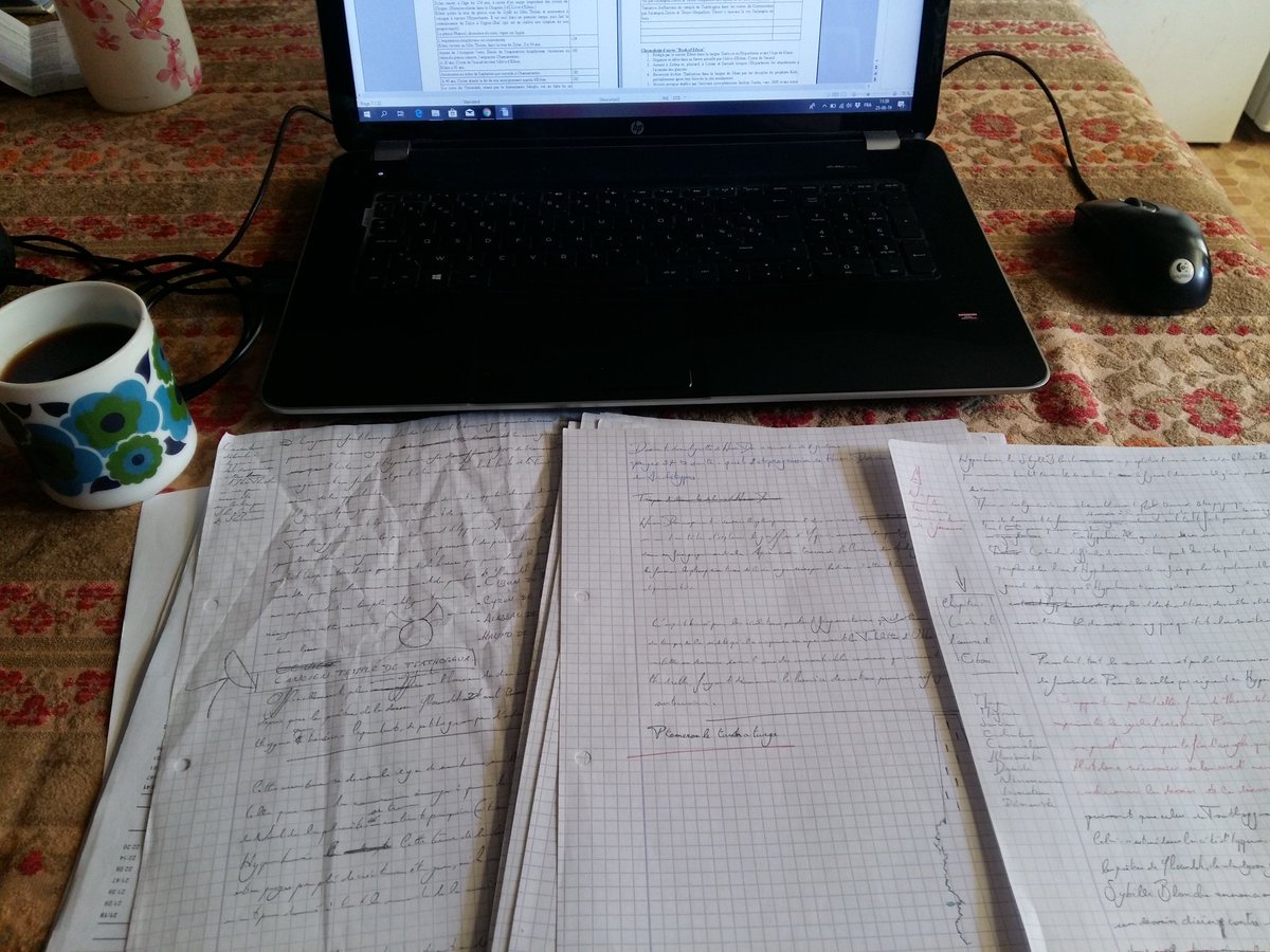 Surahki's tweet image. Mise au propre de notes pour relecture avec le ☕☕☕ #amwriting #WIP #Hyperborée #JDR @editionsmnemos je me rends compte d'un défaut : j'écris mes paragraphes comme si tout lecteur savait de quoi je parle, et donc il manque des éléments pour la compréhension globale. 🤔