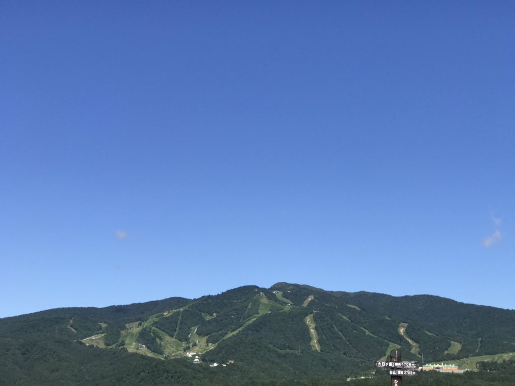 warrenmoon's tweet photo. 今日は日帰りで北陸出張。行きはいつもの高速バスで、いつものひるがの高原サービスエリアで小休憩。で、仕事じゃなきゃ〜ね〜というくらいの快晴でした。 https://t.co/HaRGO5WRek