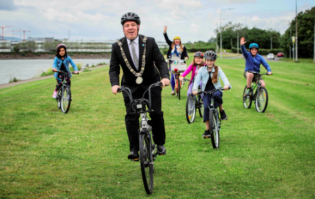 thecitizencycle's tweet photo. Only one more sleep til the @VelocitySeries Cycle Parade🚴‍♂️🚴‍♀️! Are you taking part? Come join the Bee Bandits 🐝and check out @clionaha's City Weave! Have a look at the Humans on Wheels exhibit from Springdale NS. #TheCitizenCycle More details here 👉https://t.co/pFY9Pe4wYf https://t.co/W4YY3XAg5e