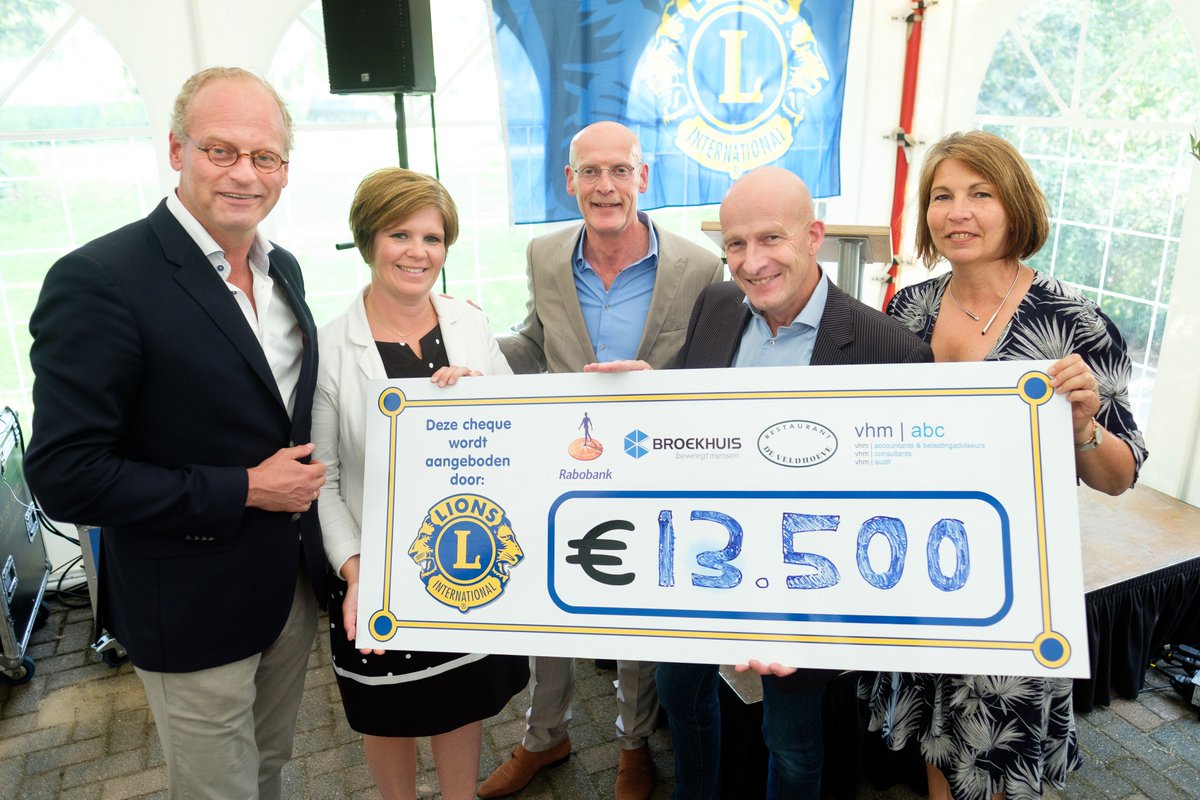 Afgelopen donderdag 20 juni groot feest tijdens de jaarlijkse lokale #Haringparty in #Epe  Maar liefst € 13.500,-- mogen ontvangen van <a href="/LionsEpe/">Lions Epe</a> Dit allemaal ten behoeve van maar liefst 3 professionele mobiele snoezelunits voor <a href="/philadelphiaNL/">Philadelphia Zorg</a> locatie Brugstraat #Heerde . Dank!