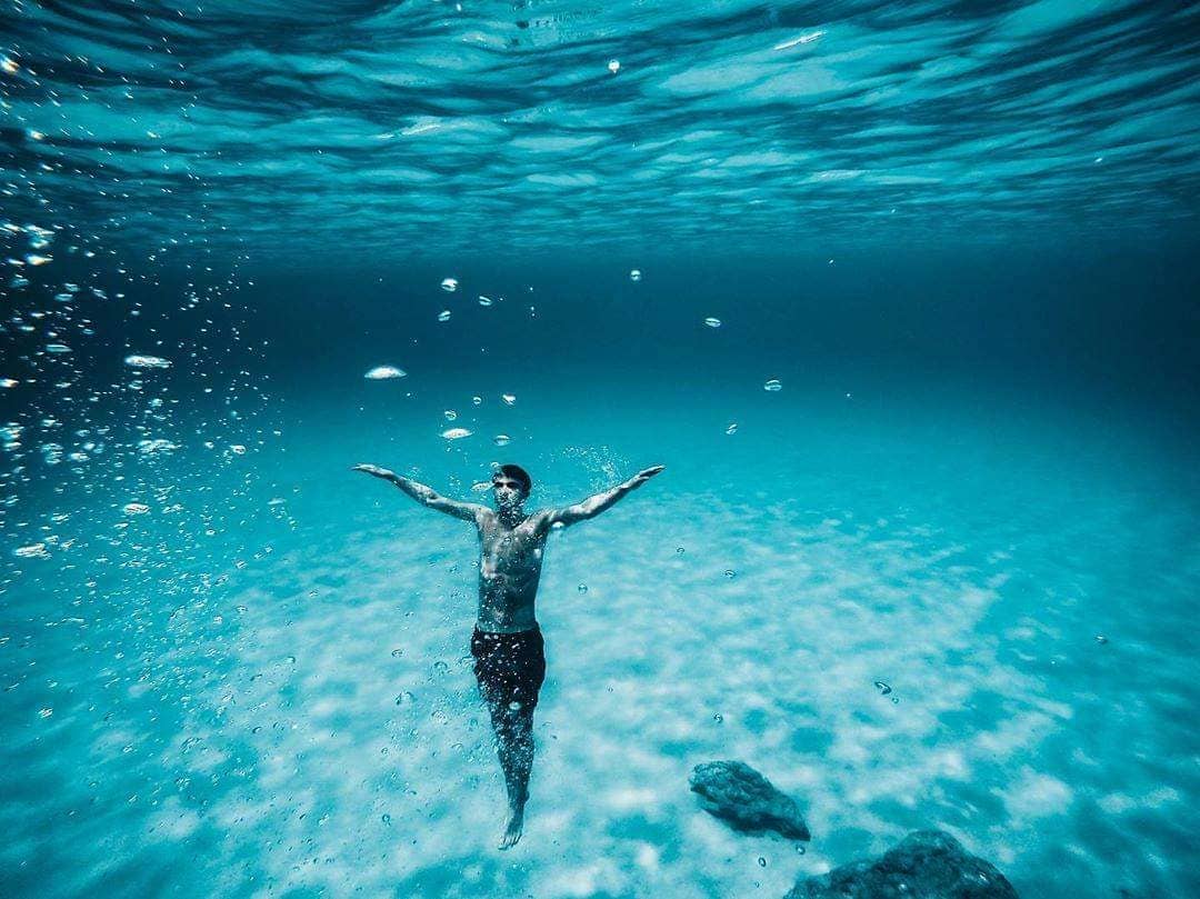 DiscoverCyp's tweet photo. Deep blue sea 💙
Photo @toby.mx 
.
.
.
.
#cyprus #bluelagoon #ayianapa #protaras #ocean #sea #underwaterphotography #blue #shadesofblue #summer #vibes #photography #potd #travel #traveldiaries #explore https://t.co/gbccRxqCWh