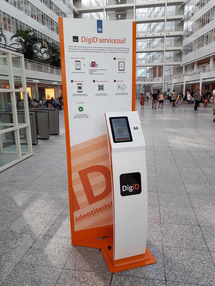 MennoStigter's tweet photo. Hij staat er! De DigiDzuil van @Logius_minbzk . Vanaf vandaag kan je je DigiD opwaarderen naar ‘Substantieel’ in het Atrium van @GemeenteDenHaag. Noodzakelijk om straks met de DAR pilot (Digitaal Aanvragen Rijbewijs) van de @RDWnl mee te kunnen doen. https://t.co/im8qPXyyds
