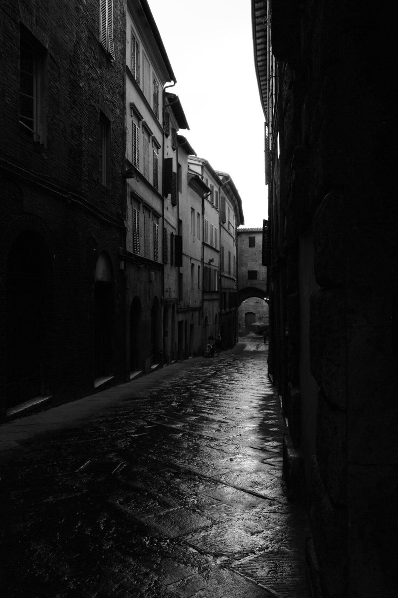 Street | Siena 
➰
#igerssiena #igersitaly #siena #street #blackandwhite #insta_bw #bnw_society #bw #bw_crew #insta_pick_bw #igersbnw #black #white #bwoftheday #noiretblanc