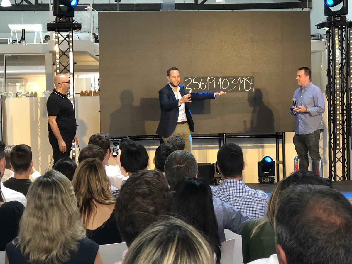 thinkandaction's tweet photo. Y la sorpresa que estábamos esperando...!!La Magia de la #TraNsformación!! Con @fb_think y @jorgeblass en #Barcelona! #thinknAlive https://t.co/gMNaSSJUGP