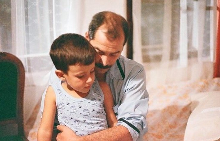 wannamovie's tweet photo. “Bir de şey dedin keşke beni görmeyeydi böyle yatakta... Korkma... Evlatlar babalarını hep hatırlamak istedikleri gibi hatırlarlar.”

Babam ve Oğlum (Çagan Irmak, 2005) https://t.co/kmwF7nHbWx