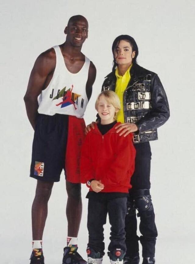 RapidCadeau's tweet photo. 3 personnages, 3 icônes des années 90. Qui est nostalgique ? #michaeljordan #michaeljackson #macaulayculkin https://t.co/bd7Pa3F2Wu