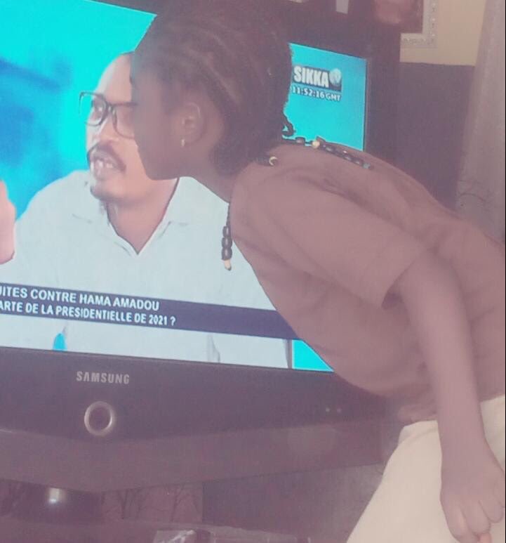 Sinzrganda's tweet photo. Réaction de la fille du journaliste #Baba_Alpha, lorsqu'elle a vu son père sur une chaîne internationale ( #Sikka_Tv ) https://t.co/zb1ZlKEtlm