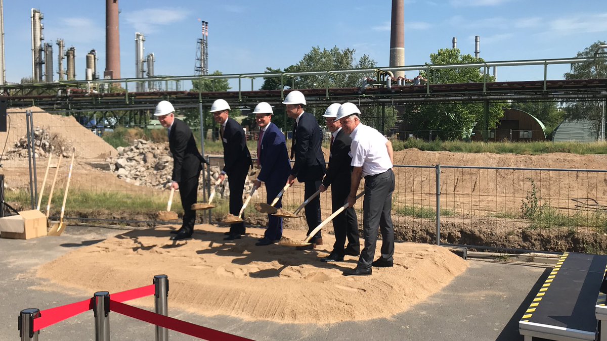 a_odegard's tweet photo. Ground breaking ceremony in the #REFHYNE project. @fch_ju @Shell @ITMPowerPlc @thinkstep #elementenergy @SINTEF https://t.co/BG3WINoIWr https://t.co/U1itHd6ff8