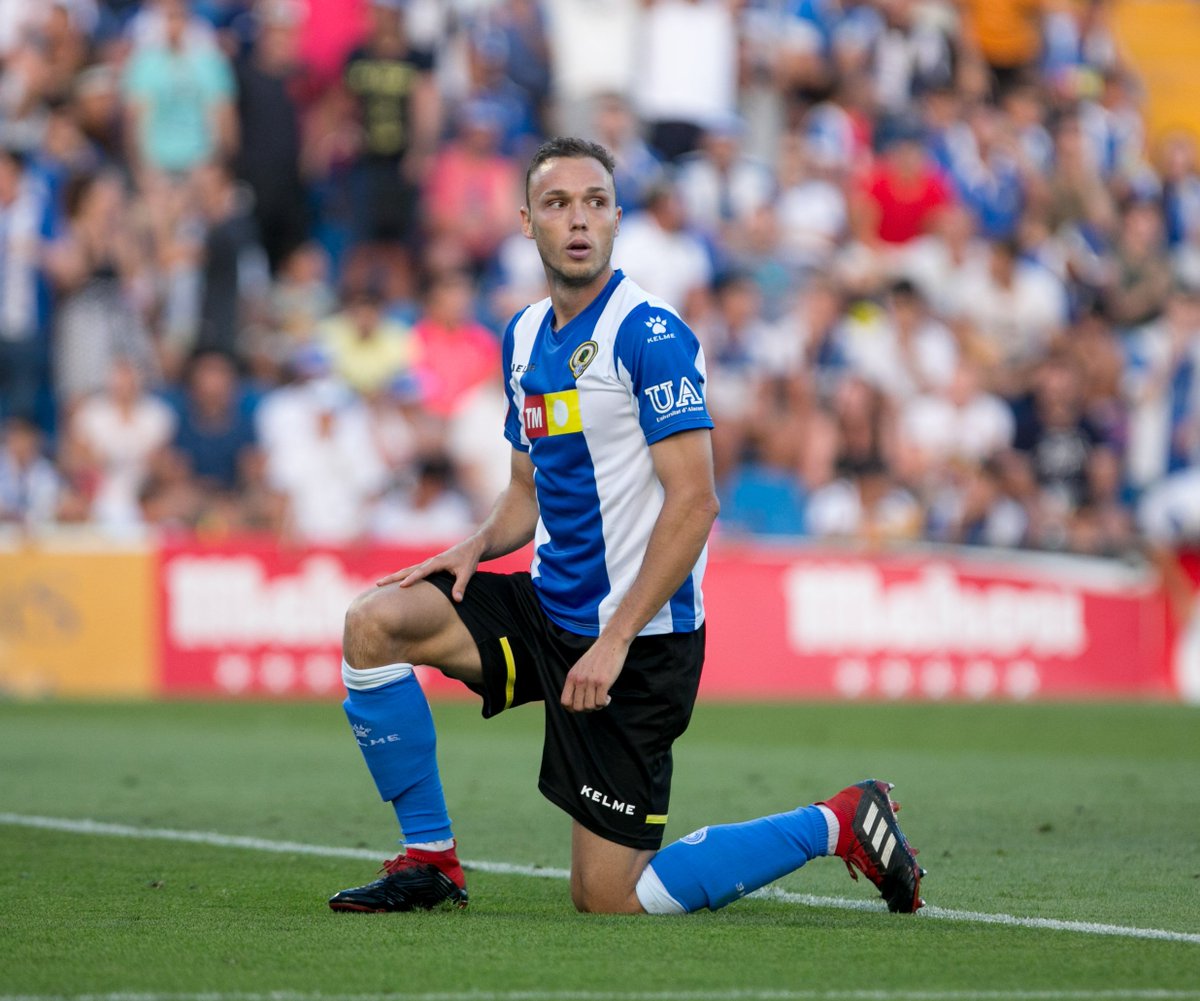 lucasvbelmar's tweet photo. Ya habrá tiempo para lamentos. O no. Toca levantarse y asumir todos los riesgos posibles en El Toralín. Si la Ponferradina hizo un 1-3, ¿por qué no el Hércules? No intentarlo sería imperdonable. https://t.co/431e0a69WY