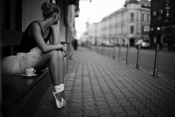 GeneVatow's tweet image. She sits 
upon a doorstep
sifting through
fading memories
of powdered dreams
Silver slippers
in a vortex
mystifying darkness
in her eyes
Her soul
still beckons heroes
Her heart
could be
their prize.

#PenPixels
#vss365
#Ashverse SP 29