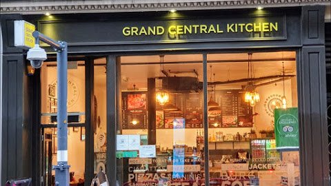 NetsNot's tweet photo. Absolutely gutted no one could help this poor bird last night The tenants ignored public requests to get the bird help Please let Grand Central Kitchen know your thoughts They know who their landlord is and the bird could have been saved The #netting must be removed! https://t.co/R6eYyGGs8r