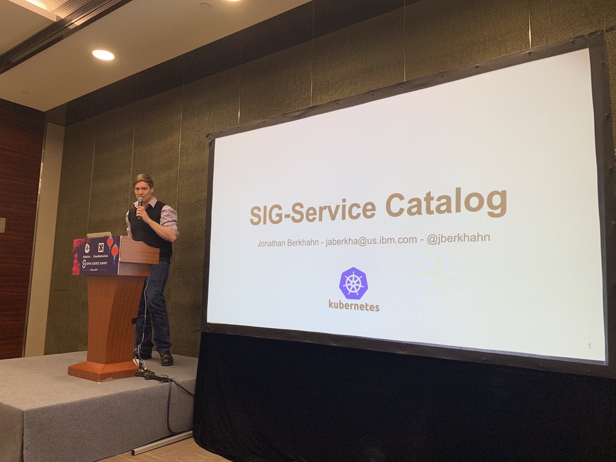 tarpinian's tweet photo. Jonathan is taking us thru the basics of service brokers #servicecatalog #osbapi #KubeCon ...demo has been promised 😁 https://t.co/Kbg5n4mDui