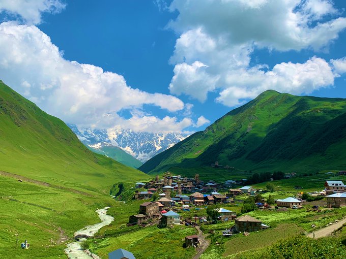 ジョージア🇬🇪の秘境、ウシュグリ村に行ってきた。ヨーロッパで最も標高の高いところ（2,410m）に位置し、先住民族のスヴ