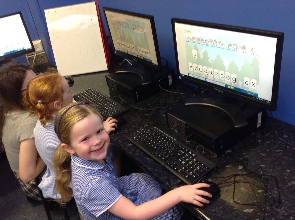 TarvinPrimary's tweet photo. Having lots of fun in the computer room. Super spelling and lots of smiles! #transition #smileyfaces #potterclass https://t.co/SHU83U9LkU