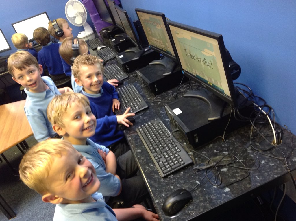 TarvinPrimary's tweet photo. Having lots of fun in the computer room. Super spelling and lots of smiles! #transition #smileyfaces #potterclass https://t.co/SHU83U9LkU