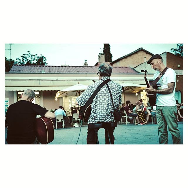 Estate e ancora chitarre a Garbatella.
#rome #garbatella #summer #guitar #festadellamusicaroma #fdmroma #musicphotography #fuji #fujifilm #fuji4summer #fujifilm_xseries #fujixclub  #fujifollowme  #fujifilm_street #fujixt2 #streetphotography #fujifilmeu #… bit.ly/2Yb4A1m