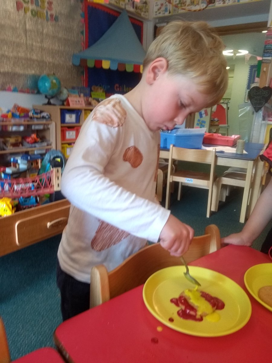 FPSStewartHouse's tweet photo. Muy bien Reception! #adayinspain #felstedfun https://t.co/PzHep7vcbl