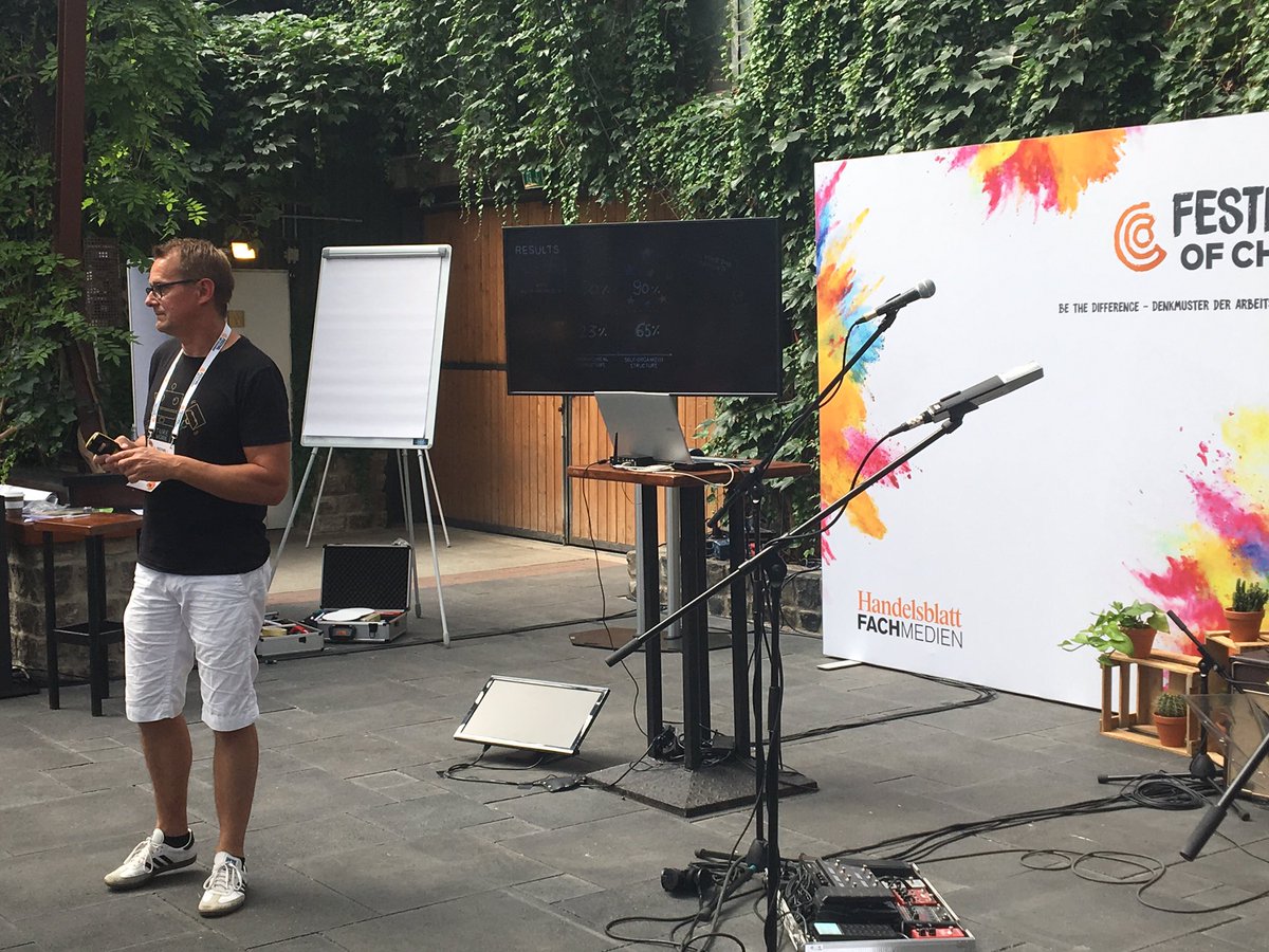 NicoleBussmann's tweet photo. @GuenterPecht: Rolle der Hierarchie ändert sich, für Chefs gilt es, den Mut zu haben, loszulassen #FoC19 https://t.co/Sh7tN6KO3s