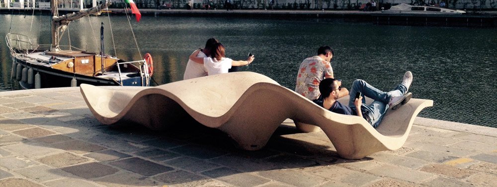 SamsonUE's tweet image. Lungo Mare - breng het strand gevoel naar de stad.

Soms lukt het je niet om op een mooie dag naar het strand te gaan. Op zo’n dag brengt de Lungo Mare het strandgevoel bij jou. Het zitelement is gevormd als een grote golf met vele zitplekken om in onderuit te zakken. @EMBT