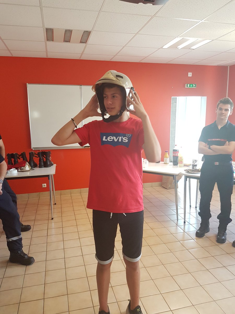 CadetsSecCivCos's tweet photo. Fin d'année pour la promotion 18/19 ! Les pompiers de #Cossé ont évalués nos @CadetsSecCivCos  sur les modules vus durant l'année #psc1, sport, grade, feu... Et on décerné au major de promo un casque de pompier !  @sdis53 @clangouet2017 @Prefet53 @lamayenne https://t.co/8zhdm0n3bd