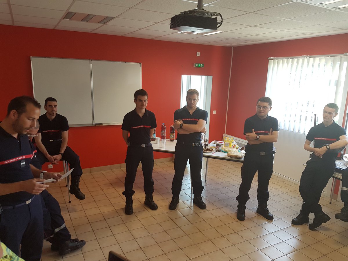 CadetsSecCivCos's tweet photo. Fin d'année pour la promotion 18/19 ! Les pompiers de #Cossé ont évalués nos @CadetsSecCivCos  sur les modules vus durant l'année #psc1, sport, grade, feu... Et on décerné au major de promo un casque de pompier !  @sdis53 @clangouet2017 @Prefet53 @lamayenne https://t.co/8zhdm0n3bd