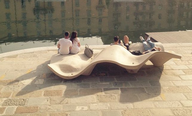 SamsonUE's tweet image. Lungo Mare - breng het strand gevoel naar de stad.

Soms lukt het je niet om op een mooie dag naar het strand te gaan. Op zo’n dag brengt de Lungo Mare het strandgevoel bij jou. Het zitelement is gevormd als een grote golf met vele zitplekken om in onderuit te zakken. @EMBT